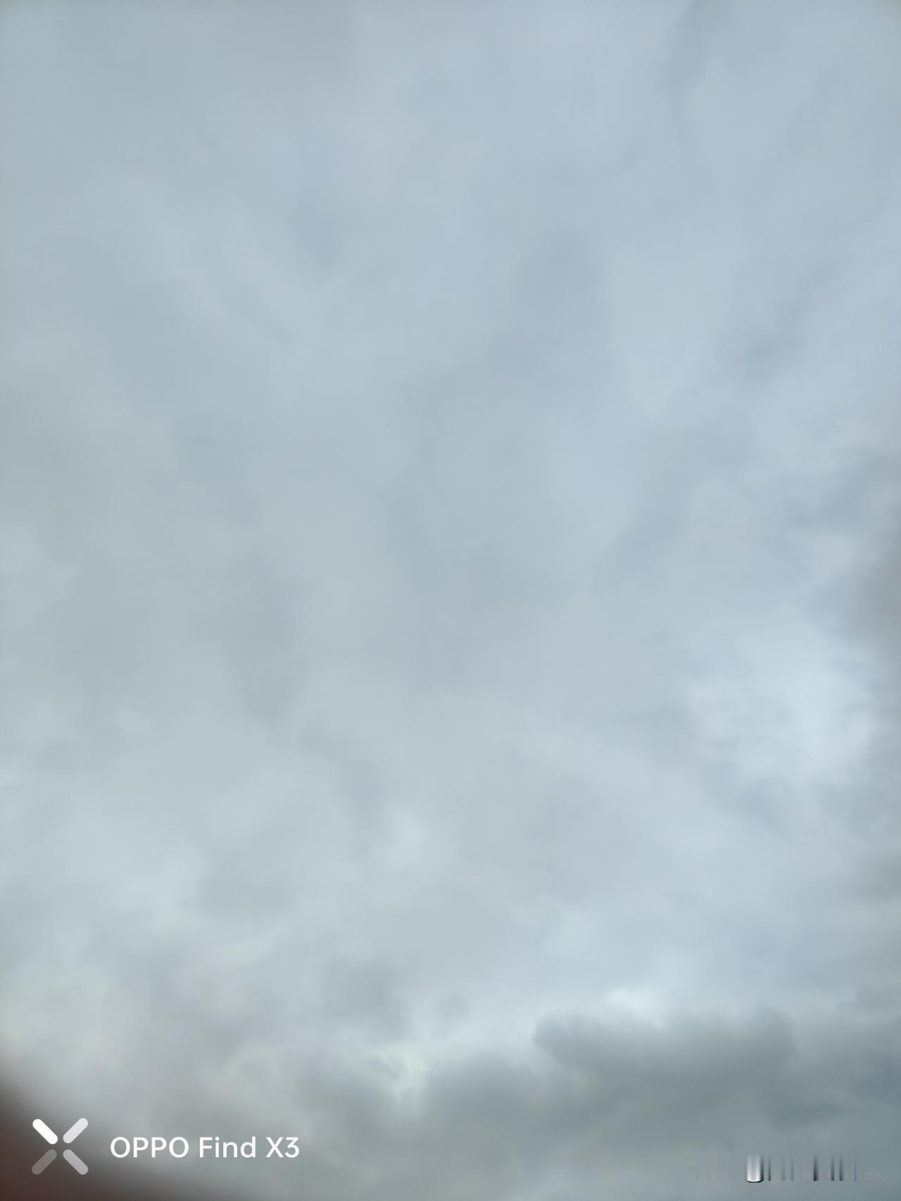 今天的天空乌云密布，高楼和街灯相互映衬，那画面就像黑白电影镜头，氛围感直接拉满。