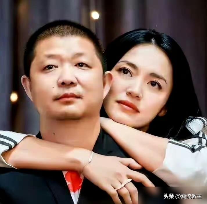 姚晨离婚，她爸和前夫还一起开公司，这事就离谱。
别人离婚是分家，她家是重组董事