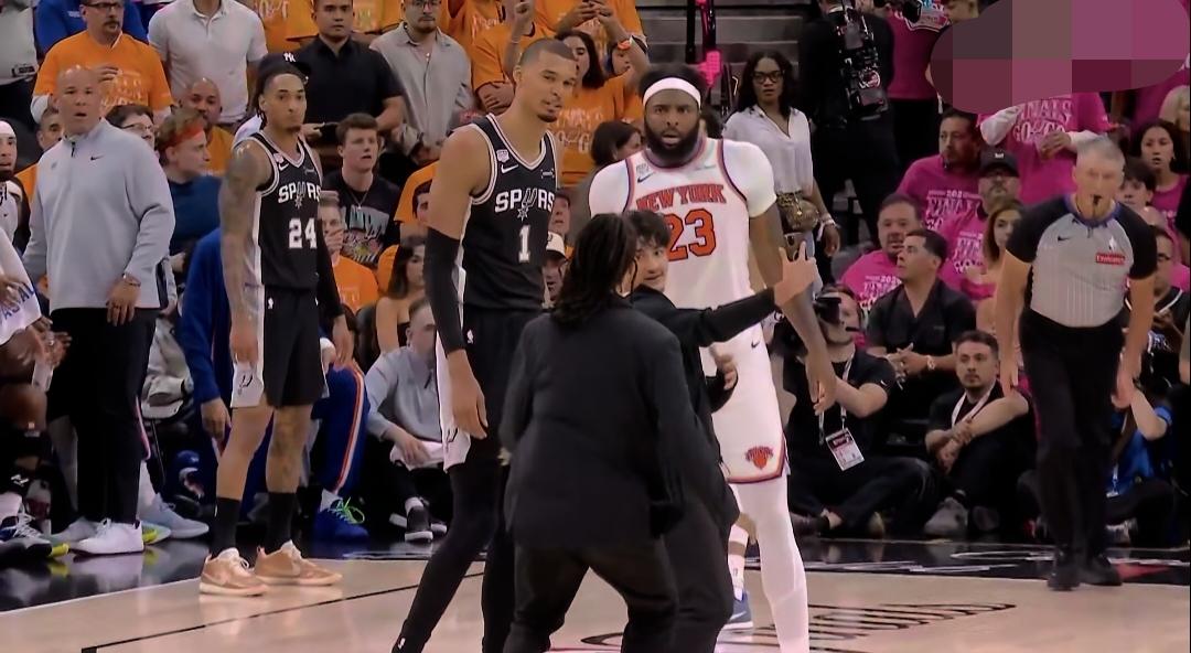 历史首次！NBA总决赛第一场比赛正在进行时球迷却突然冲进场内与文班亚马进行自拍，