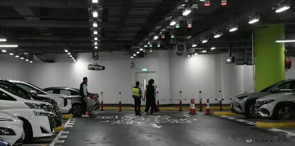 要不是实打实的新闻，光听情节我还以为香港又开拍警匪大片了，现实比电影还惊悚！