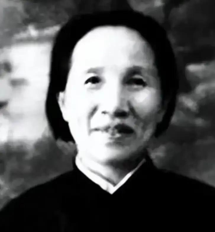 [微风]1950年，一名身着简陋的农妇来到北京中南海，要求面见毛主席。门卫正想将