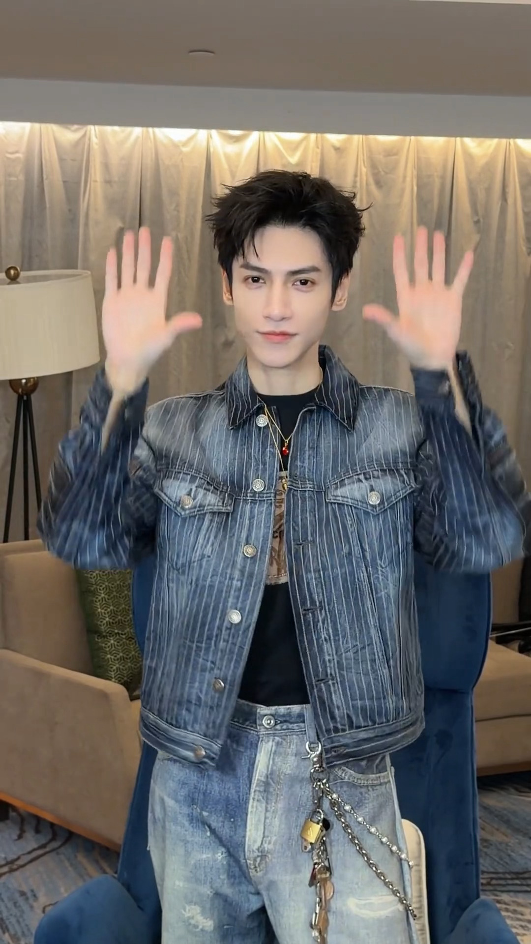 罗云熙抖更新，手势舞营业🈶 