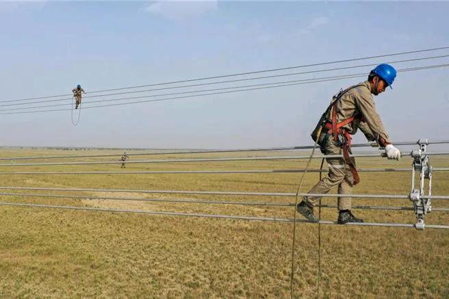 近日，中国能源建设喜讯连连。中国最大的750千伏超高压环网工程正式投运，西部地区