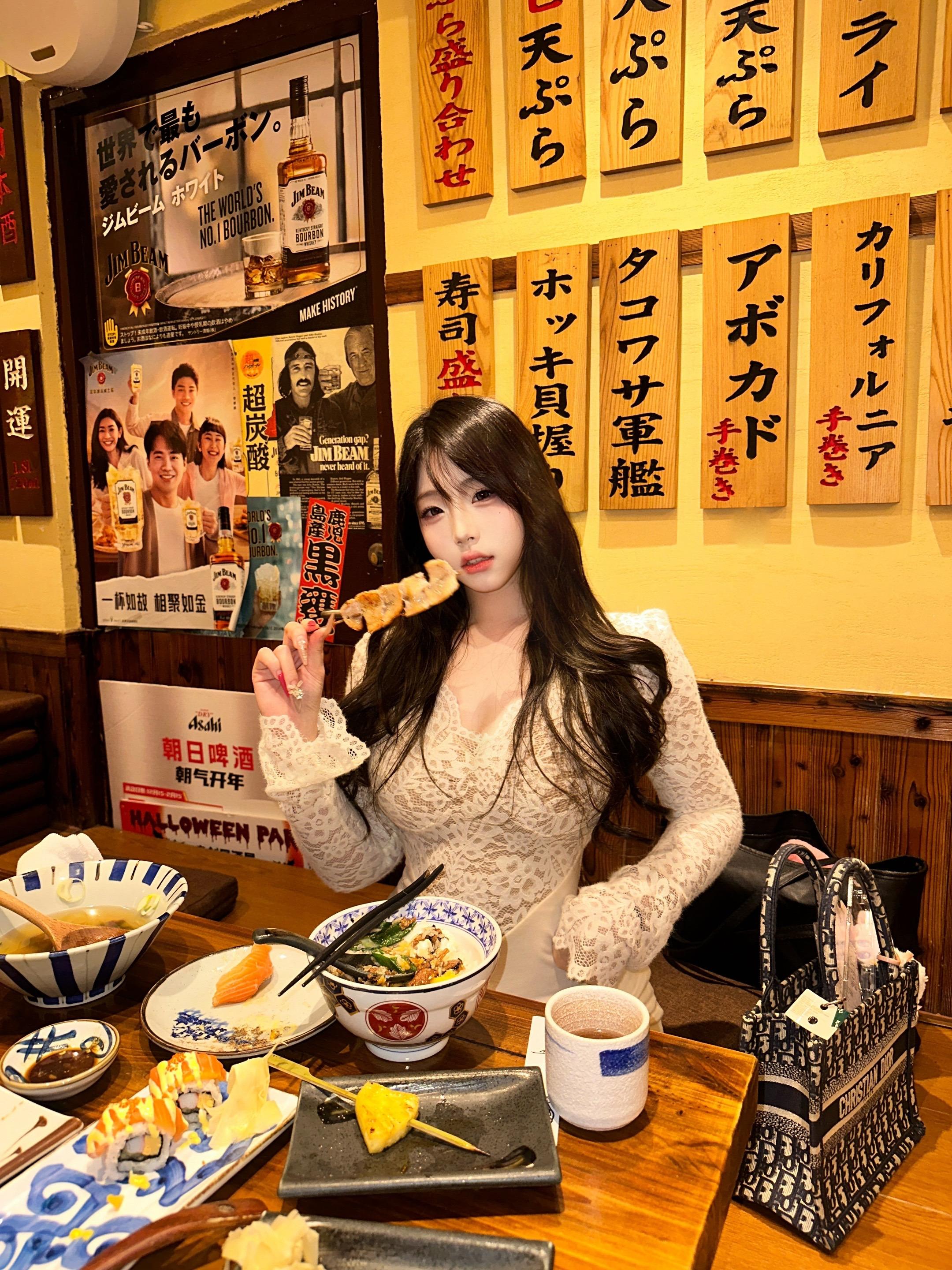 居酒屋拍照。最爱吃烧鸟啦！🍣