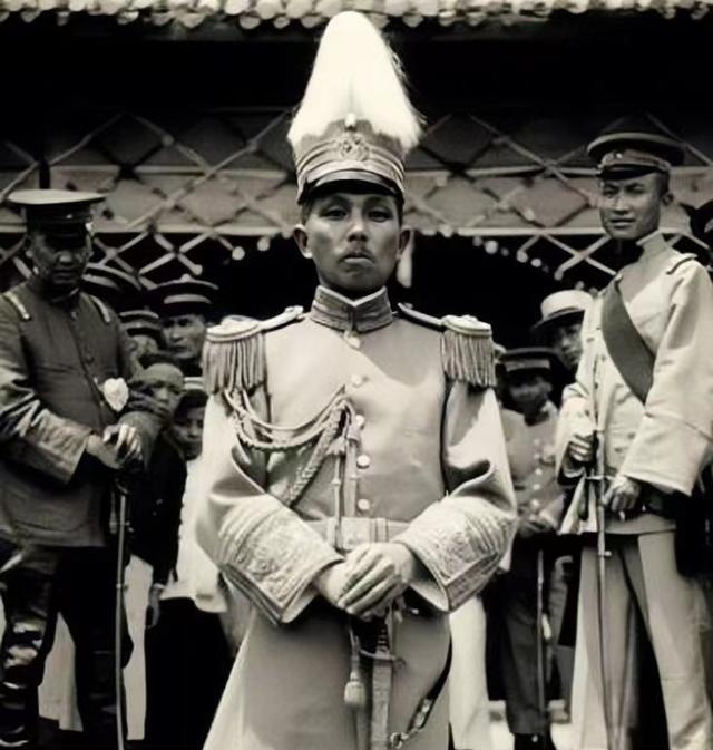 民国时期四川军阀杨森，以“收集美女”和管理姨太出名。姨太们每天早起，统一着军服、