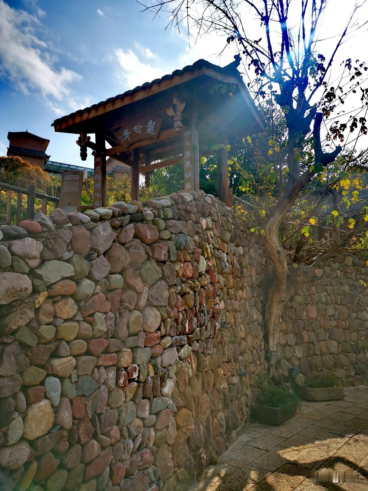 大石板，原叫大佛场，是个有着600年历史的古村落。据《西昌地名诠释》记载：明代在