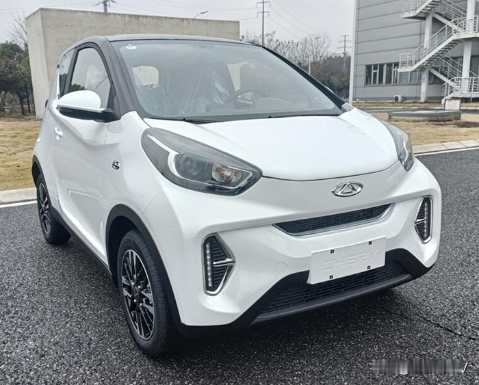 奇瑞小蚂蚁
车辆长度3.2米，宽度1.67米，高度1.5米，这台车是可以乘坐四个