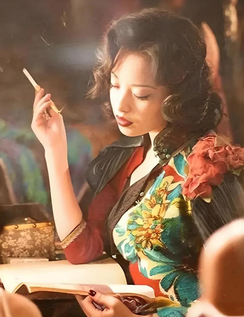 身着旗袍的倪妮，仿佛穿越时光。那精致的身材，优雅的线条，尽显女性柔美。立领盘扣，