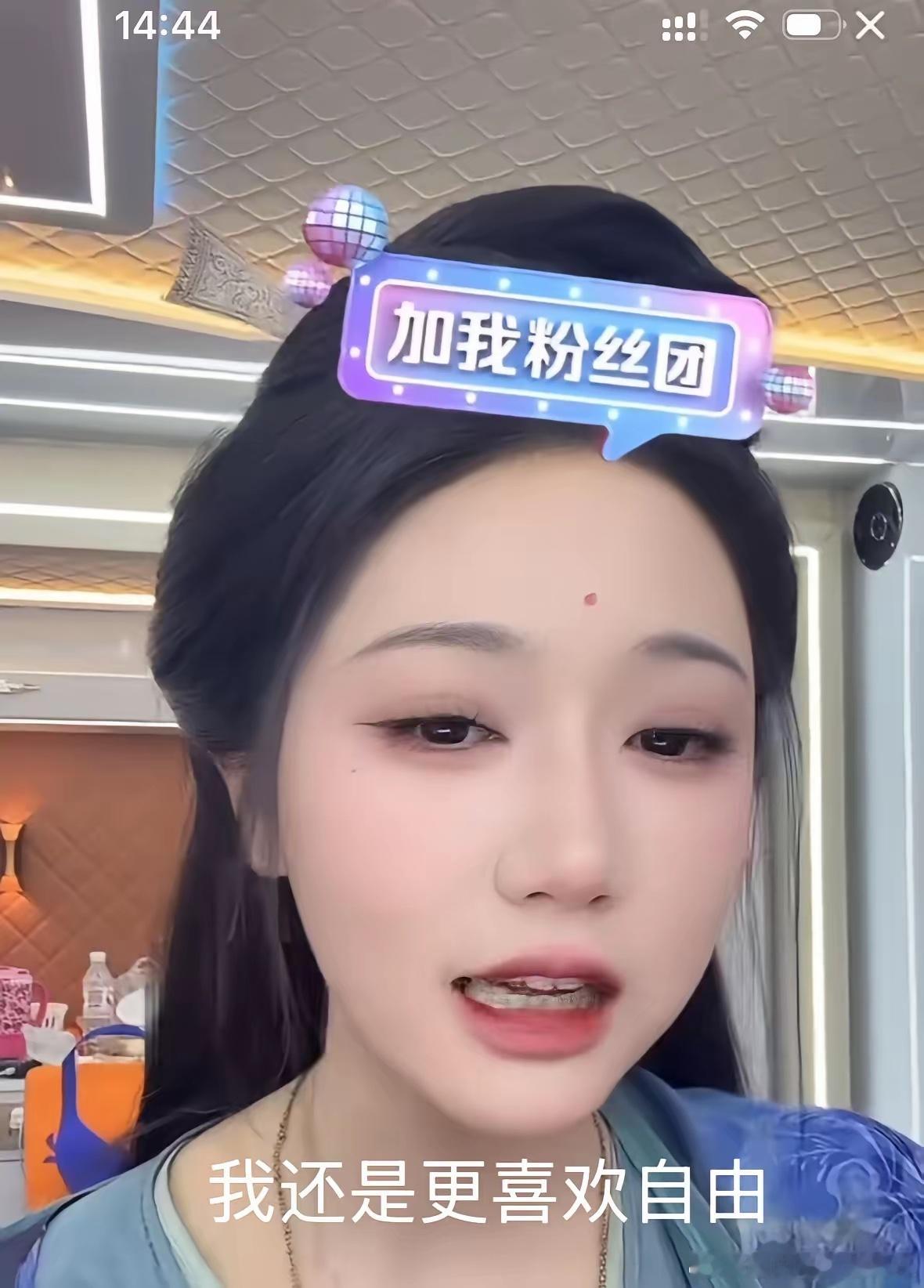岳雨婷说，最近一直有公司想签她。考虑再三后，她还是拒绝了。虽然现在压力很大，但她