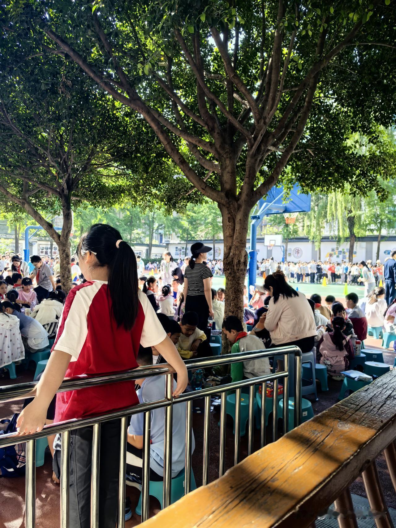 那天陪娃开家长会，去上男厕所，旁边的小朋友一个一个的尿得老高啊，才发现自己比他们