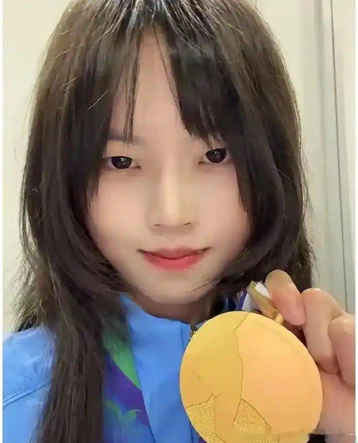 亚运会争议最大的一块金牌：第五人格电竞选手穆欣月，因家人反对打游戏，索性搬出去生