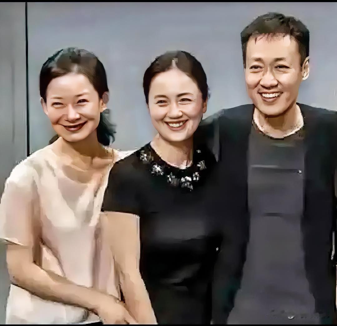 仔细看，那时的朱媛媛是细眉飞扬，温婉如莲；右边是高大修伟，目若朗星，英姿昂昂的辛