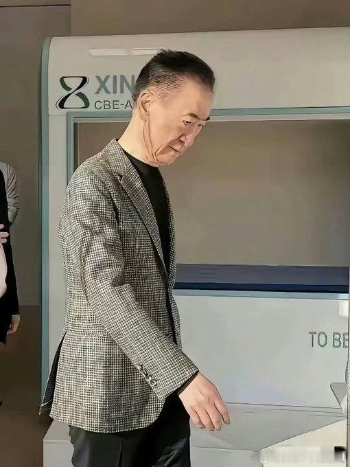 群友给我说王健林还是挺讲究的，他前些天去南昌入住万达酒店，给酒店每个员工发现金红