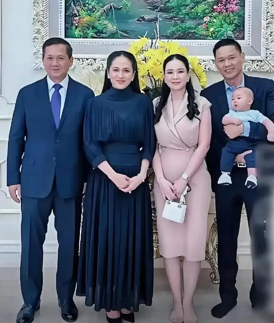 洪森的儿子、儿媳一点不像是从穷国家出来的人，看着就像是西方精英。洪玛奈一身西装笔