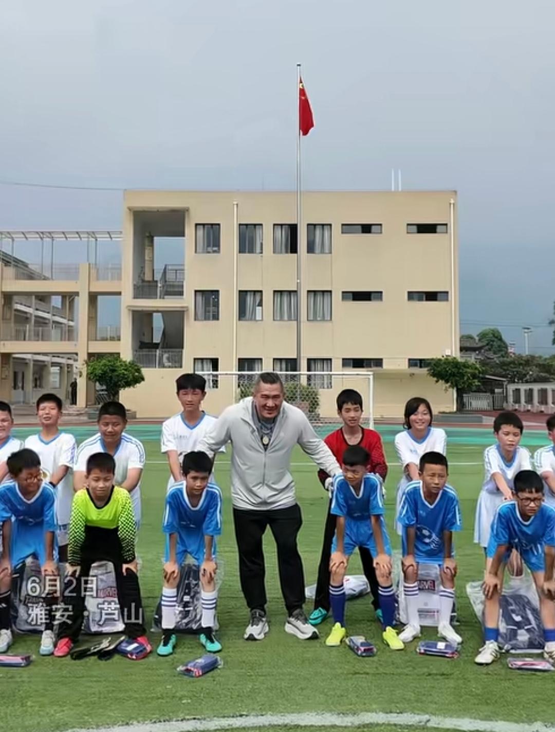 6月2日，台湾网红“馆长”来到四川雅安，做了一件很有意义的事情。

馆长与孩子们