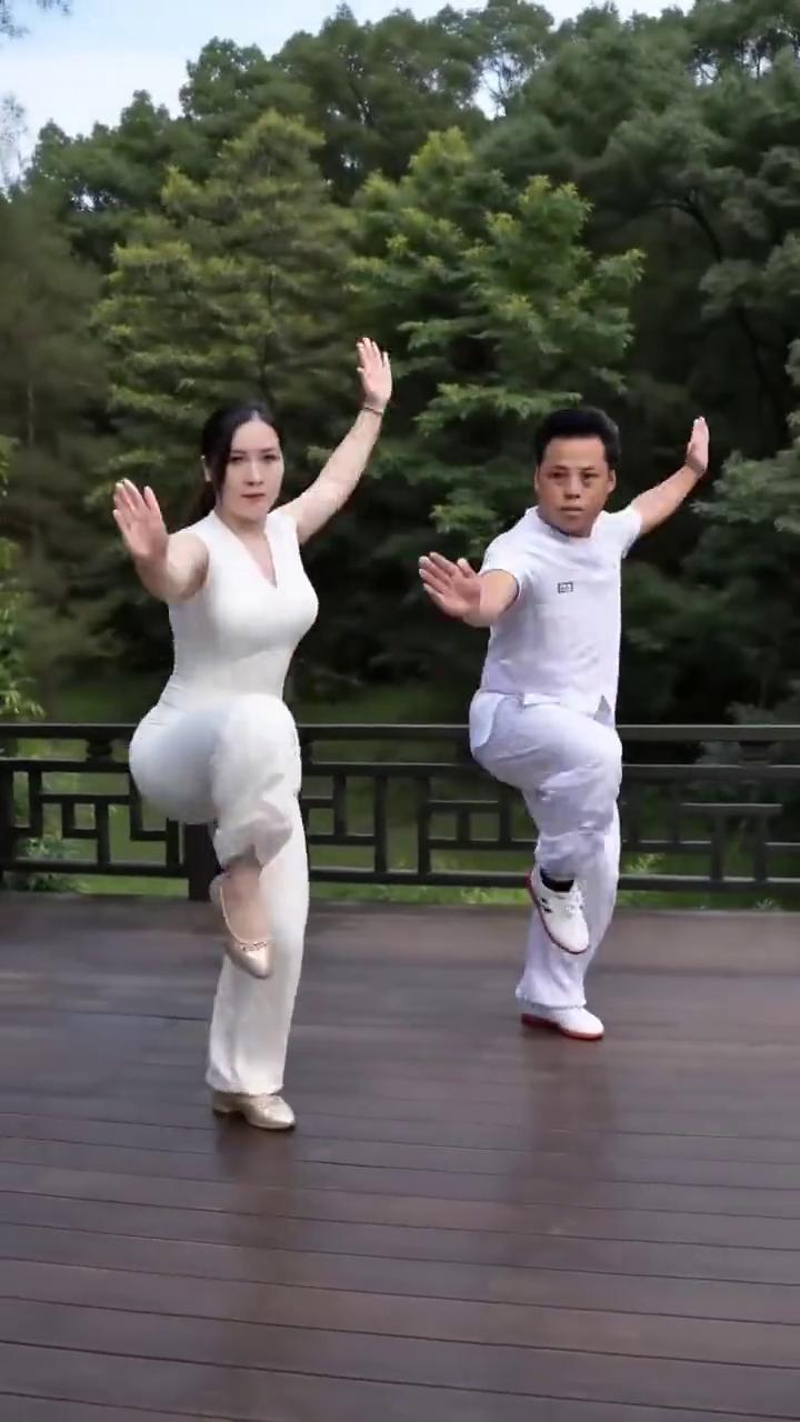 启示：落步，冲拳。