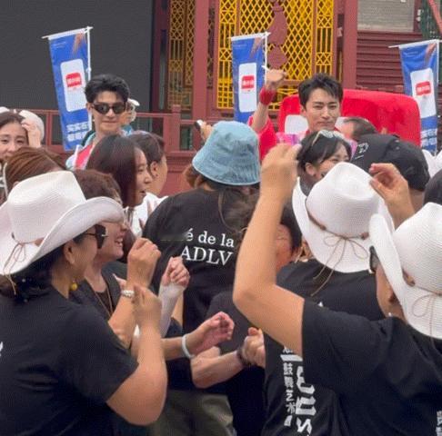 #谁来救救杨超越##沈月杨超越刘学义i人蹦e迪#任何一个i人进了东北都逃不过热情