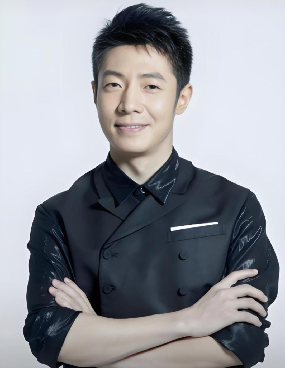 撒贝宁大同旅游被粉丝包围，导游：其妻子李白中文讲得很好，一家人观赏了悬空寺崖壁上