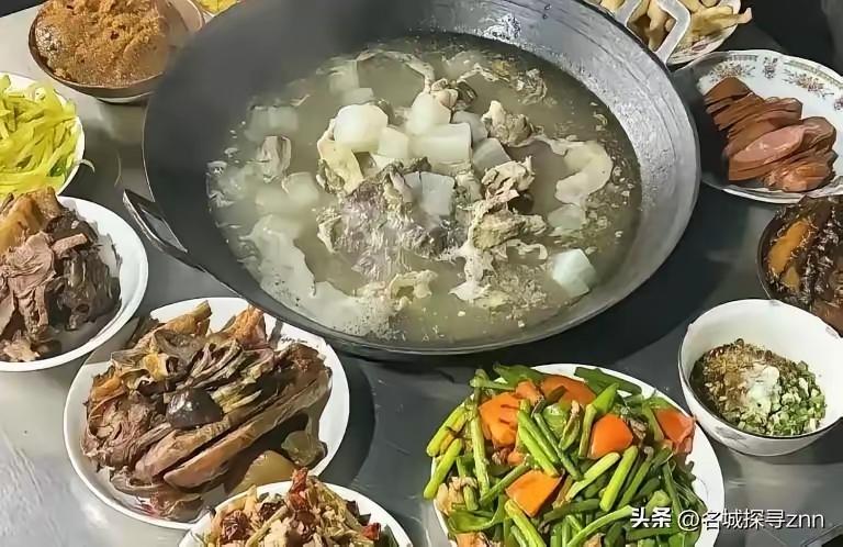 泪目！6 名退休老师去贵州旅游，突遇大雨，在一农户家躲雨，主人家做了 9 菜 1