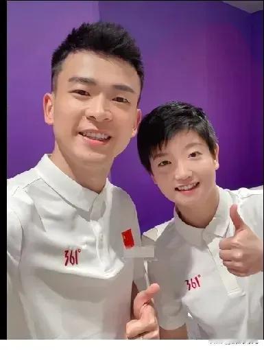 这张照片超牛
仔细一看👀
不是和大头
我有点发懵
郑思维也是个社牛？
论摆酷