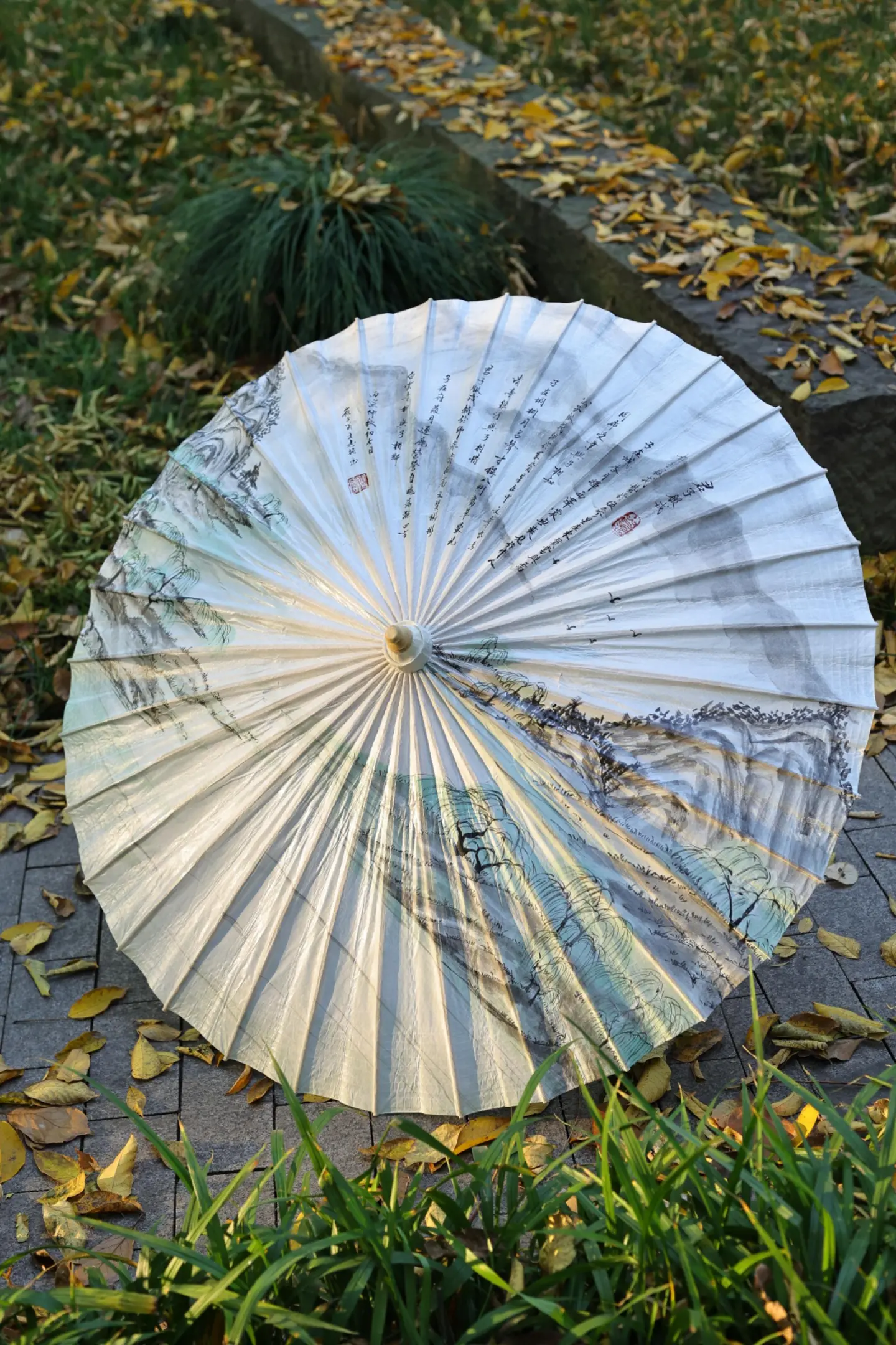 水墨江南油纸伞 撑一把油纸伞，邂逅东方江南烟雨的浪漫。 古韵今风，一伞...