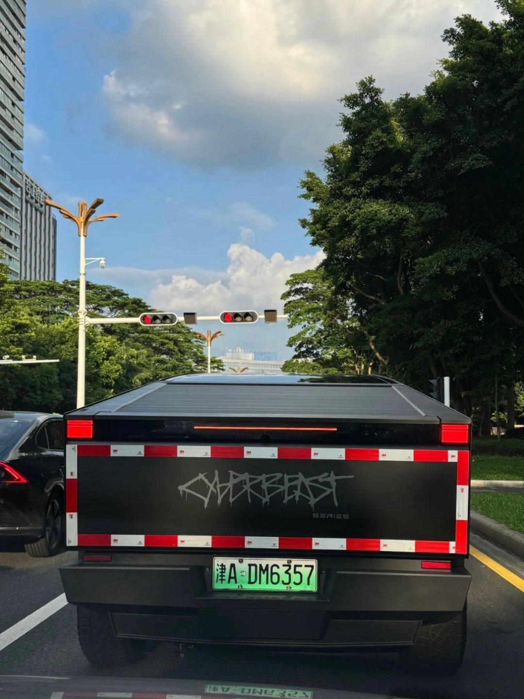 贴上这反光条，感觉就像是一老外穿着大棉袄。 #cybertruck# #图片来自