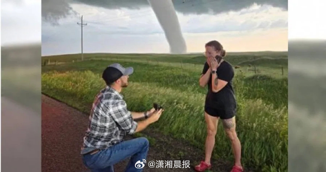#追风情侣在龙卷风前浪漫求婚#【热爱“追风”，美国一对情侣在龙卷风前浪漫求婚】美