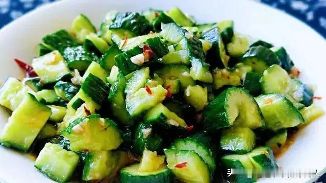 【拍个黄瓜喝酒，食客高兴，店老板为啥有点不情愿呢？】最近，菜贵过鸡蛋价，有的城市