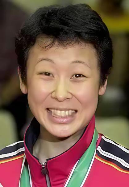 不少人看到照片都会疑惑，冯坤和冯巩到底有没有亲戚关系？两个人眉眼神态看着莫名相似