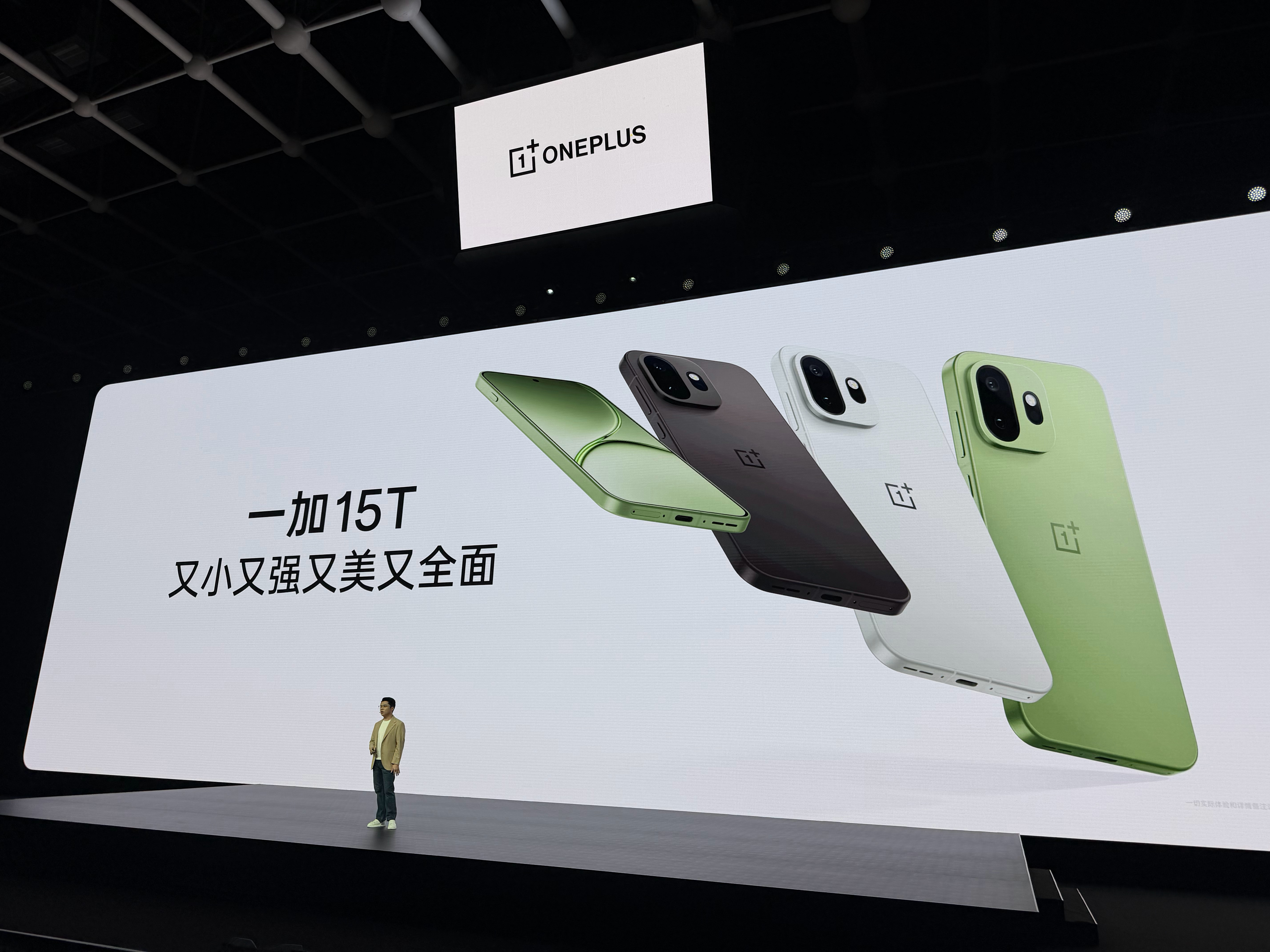 这次一加调的白色真的相当好看，质感也保持了一加的一贯风格，现在体验机也到了线下门