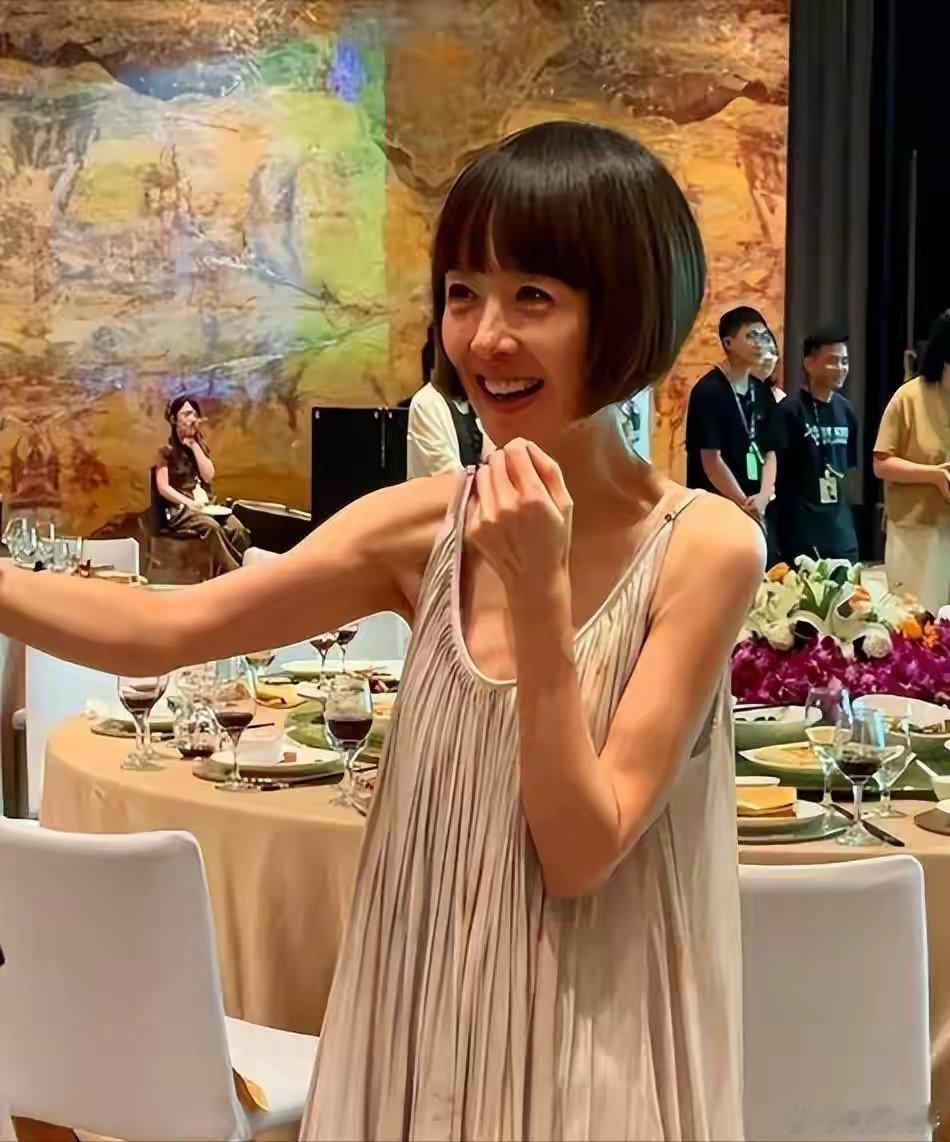 鲁豫，与小19岁男友同居后变样，如今她容光焕发显年轻！55 岁的鲁豫和小 19 