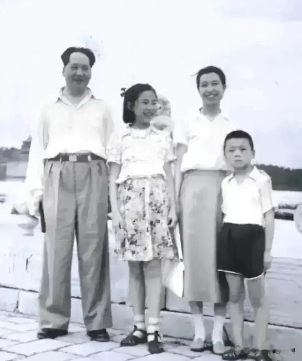 毛远新和大伯毛主席在一起的照片。

这张老照片拍摄于1952年夏天的北京，当时毛