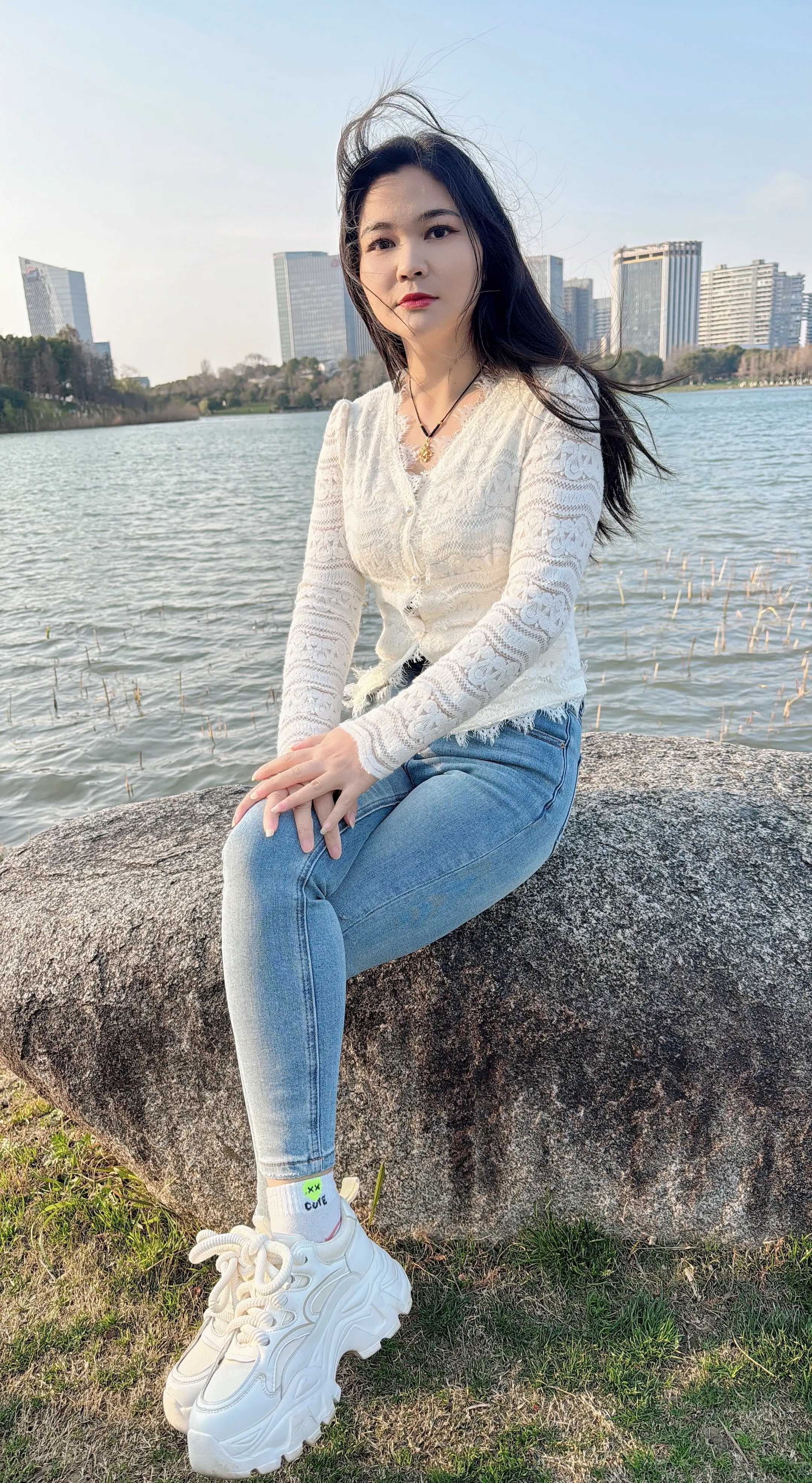 是你亲手把我推开的 ，却说我主动断了联系！