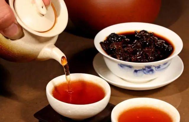 醉太平 · 人生如茶
   
人生如茶。缕缕如花。入杯上下一团麻。细轻噙嫰芽。