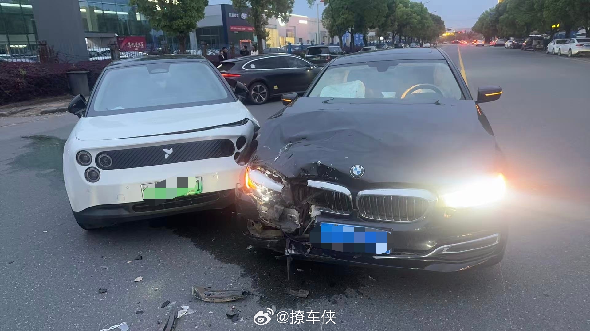 你不要看蔚来萤火虫个头小，那车头是真铁啊，差点儿把大宝马干报废了，也可能是撞巧了