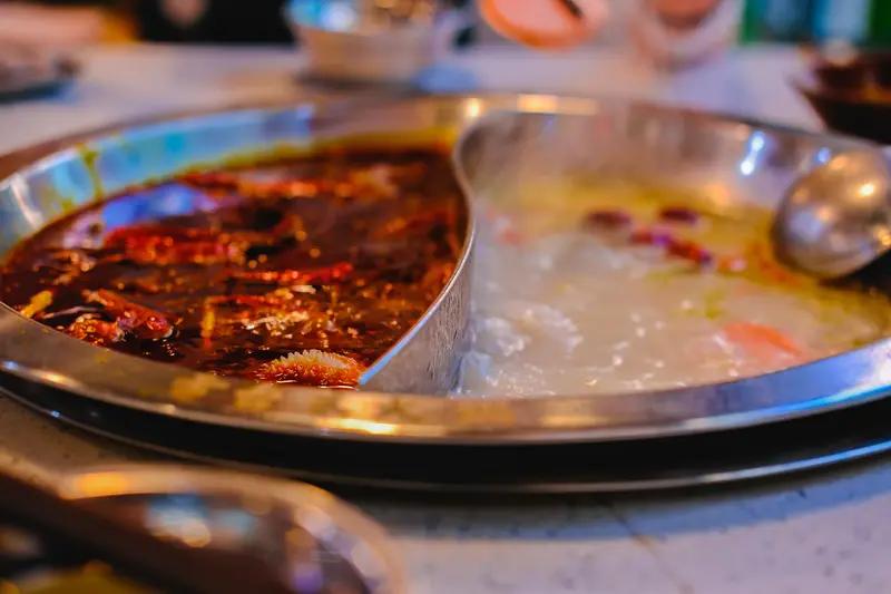 成都和重庆的火锅之争，就像甜咸豆腐脑一样激烈。
重庆火锅以麻辣厚重著称，锅底用大