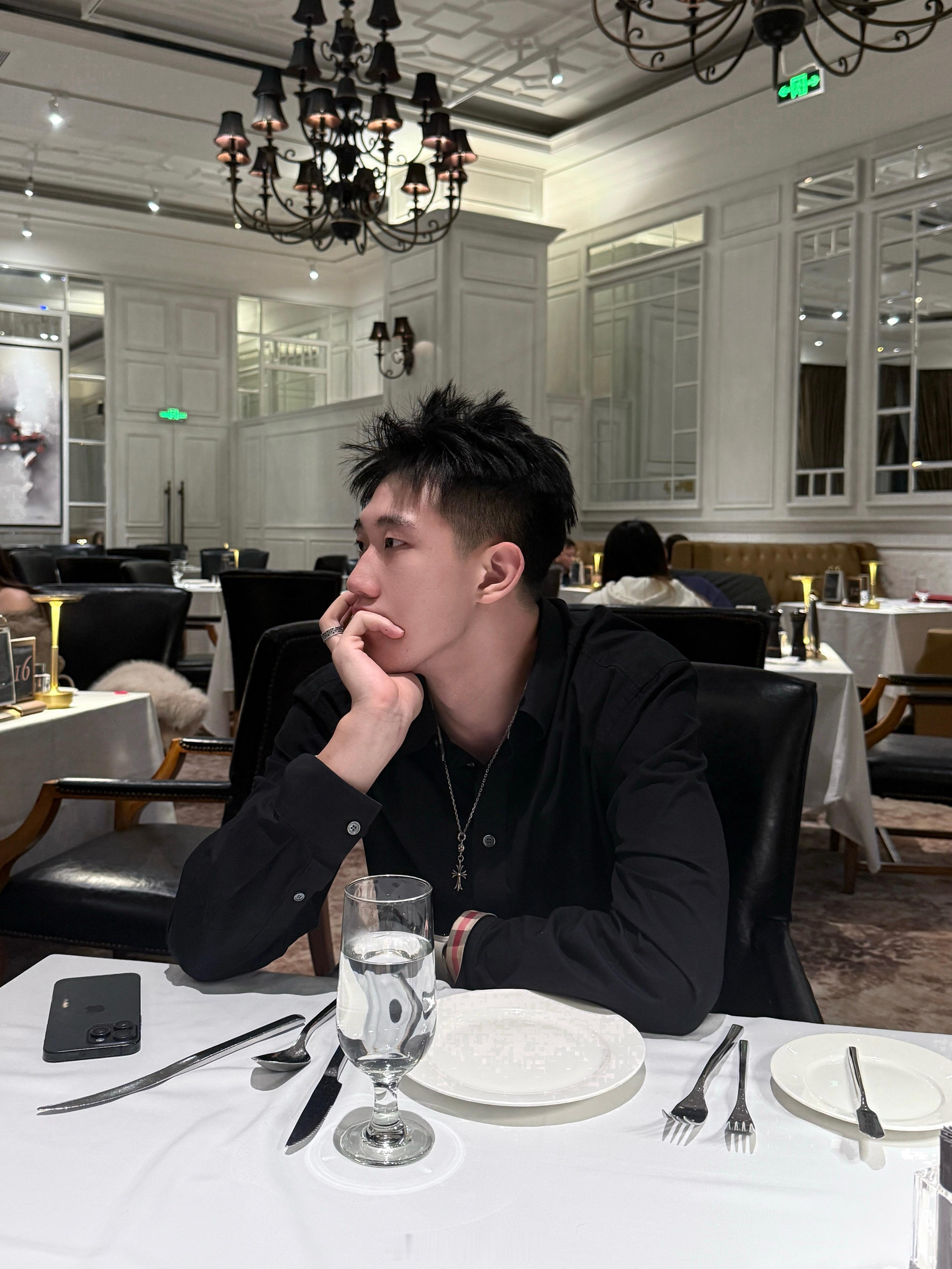 感觉我弟越来越帅了… 190小头窄脸高鼻梁薄肌… 我都没给他p图 这个舒芙蕾好好