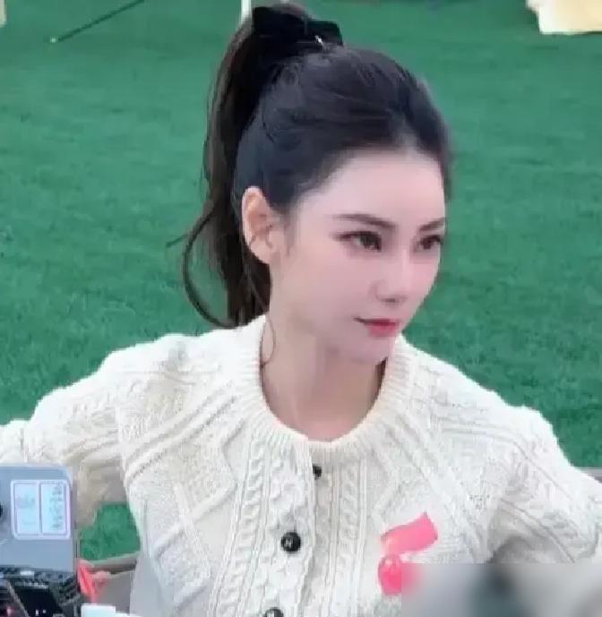 别替马筱梅惋惜那张阔太滤镜。你在她身上看到的不安分，正是她在这个流量场里，最犀利