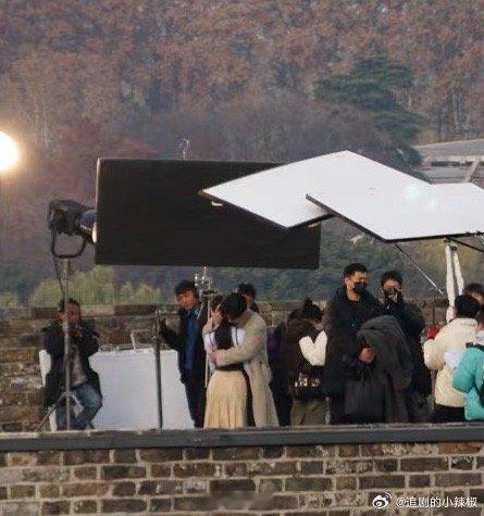 虞书欣何与相拥路透 啦啦啦啦啦啦虞书欣、何与主演的电视剧《双轨》最新路透来啦，好