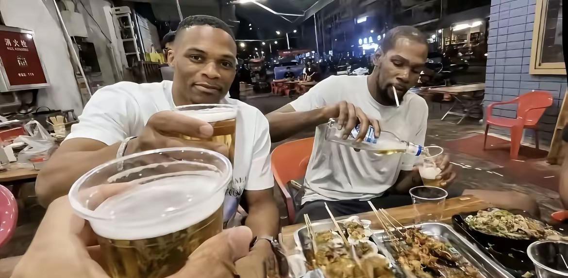 威少宣布退役。昨晚我和KD劝了一晚上 起床发现我们始终没能将他留下威少退役我要上