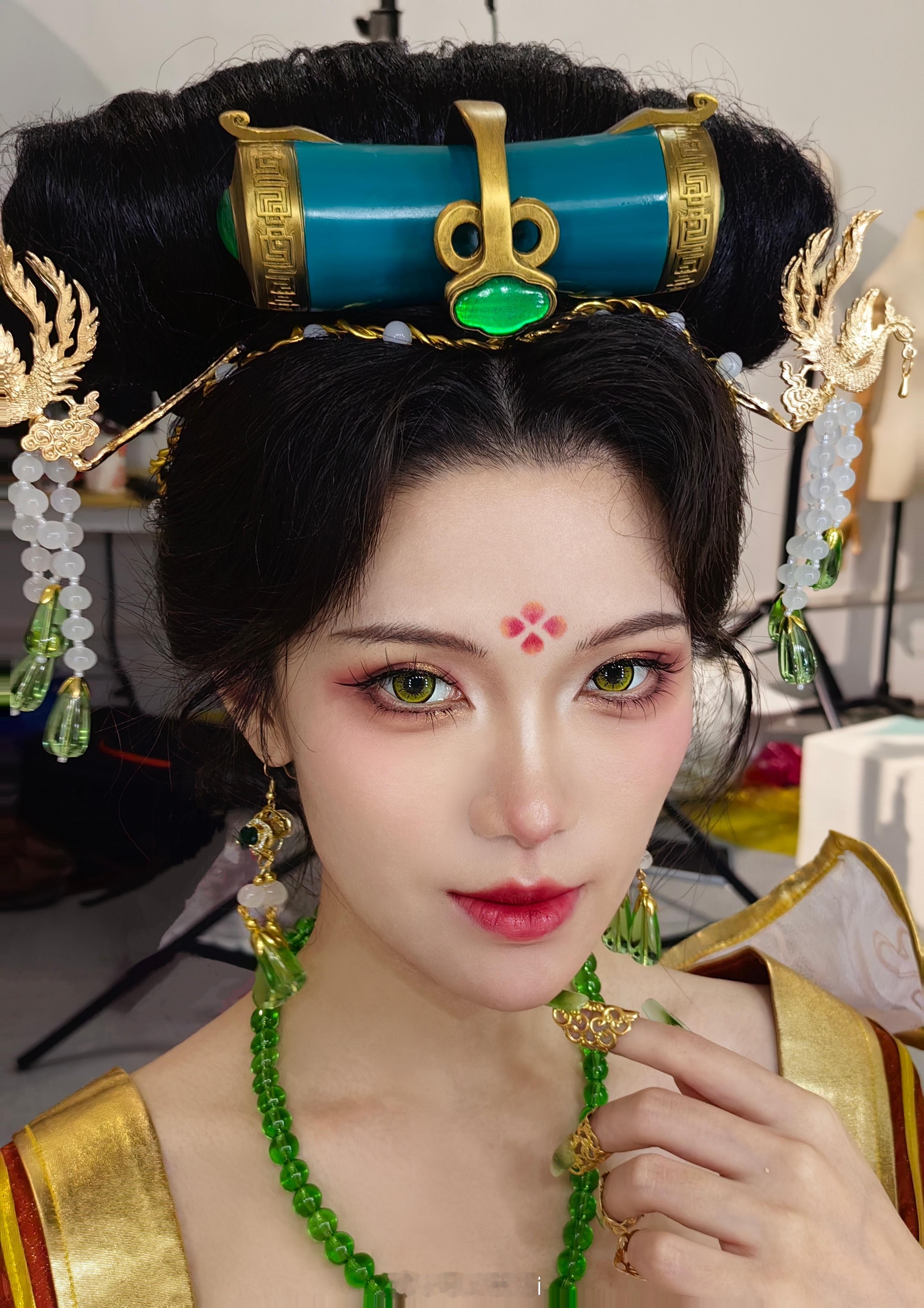 #英雄联盟[超话]#【揭秘昨日】古琴余韵 #娑娜# 炫金待我琴双马尾一扎，还不得