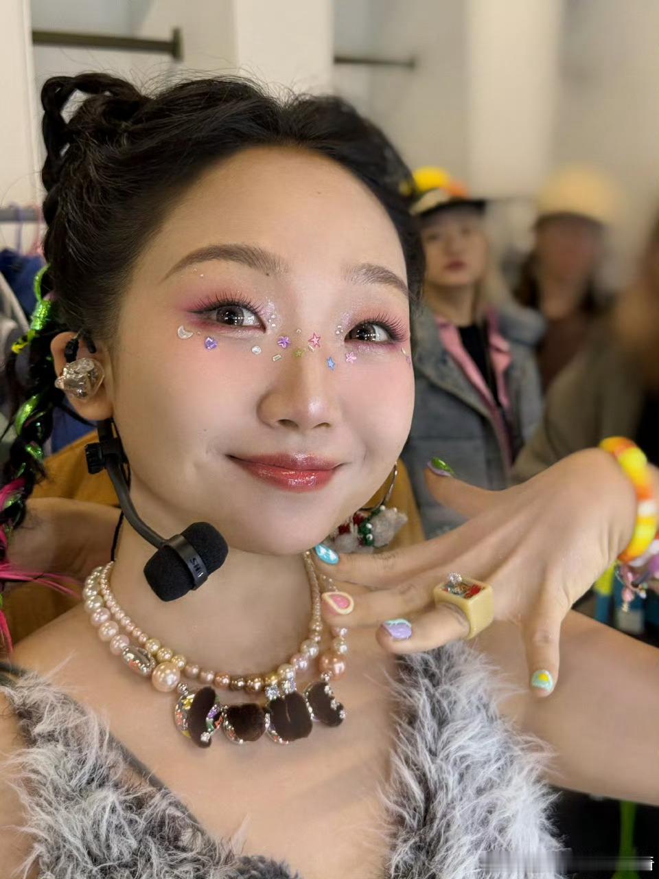 小辣李嘉琦[超话] 宝宝你真的把我拿捏的死死的～多巴胺穿搭 彩色眼妆 布灵布灵的