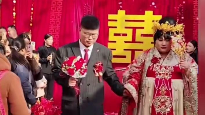 大家说，朱雪梅这对新人有夫妻相，是真的吗？

今天大衣哥家有喜，女儿朱雪梅出嫁。