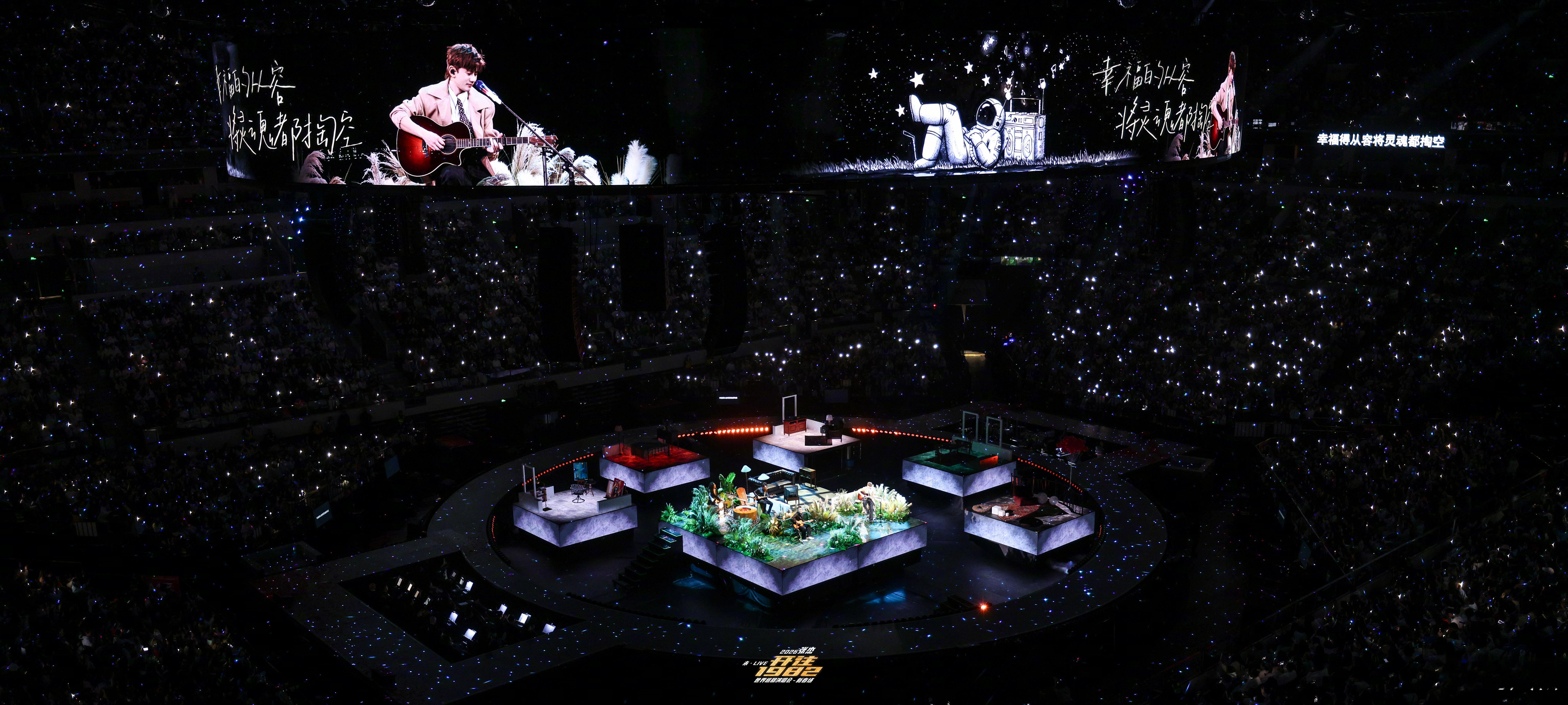 好舒适的宇航员在旁边躺着 