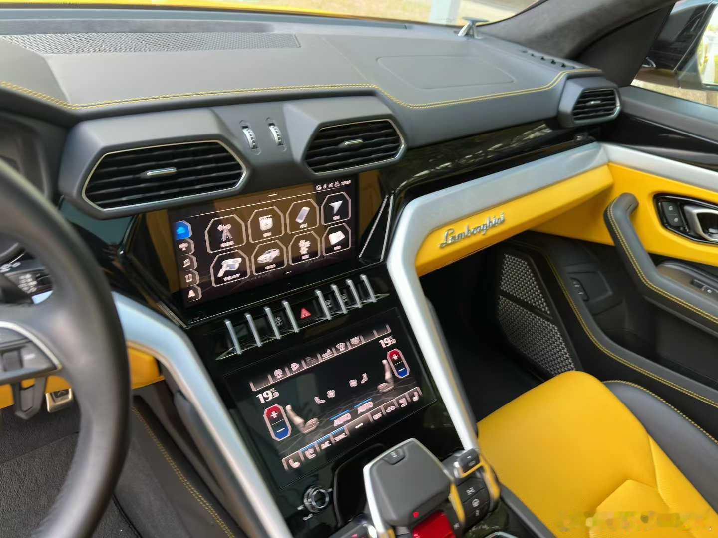 兰博基尼urus 特殊配色、加急寻伯乐、 21年仅行驶24700公里 ​​​