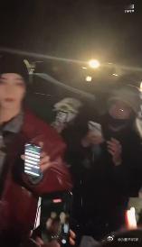 侯明昊和粉丝面对面建群发红包 侯明昊也太会宠粉啦！线下和粉丝面对面建群发红包，就