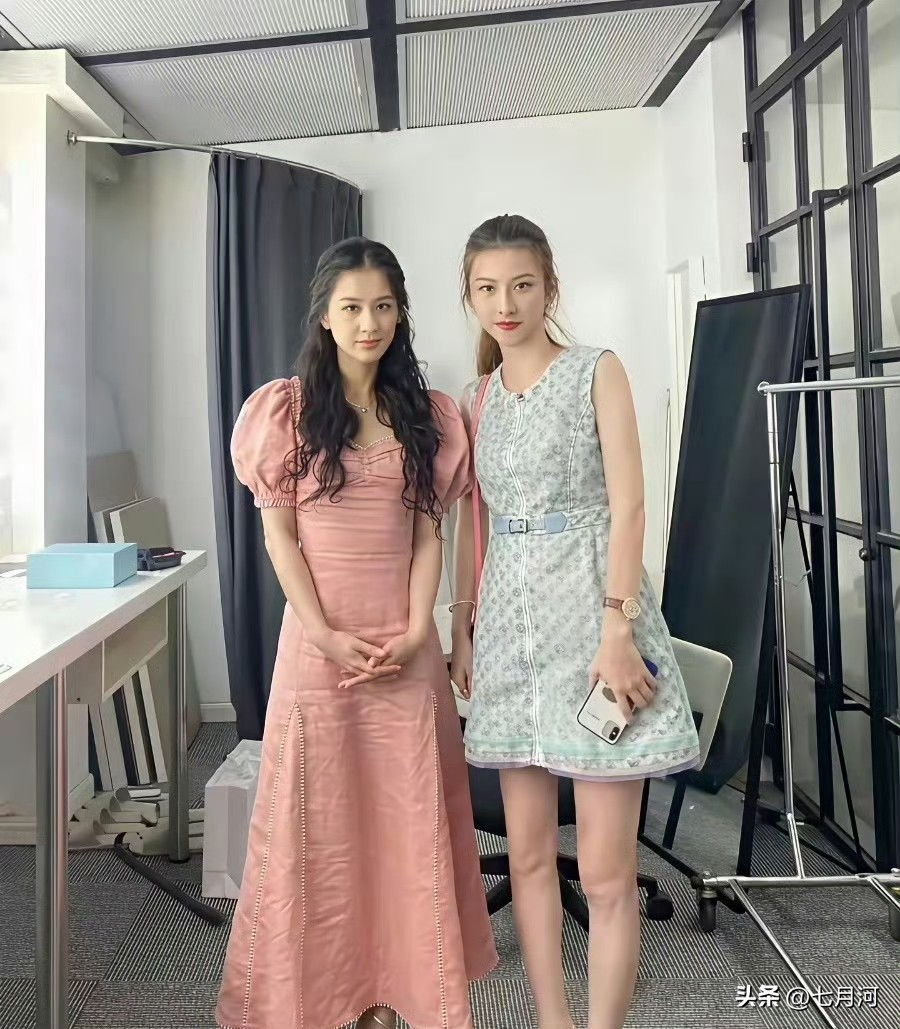 原来黄圣依真人是这种状态，颜值和气质居然比镜头里还要更亮眼。 