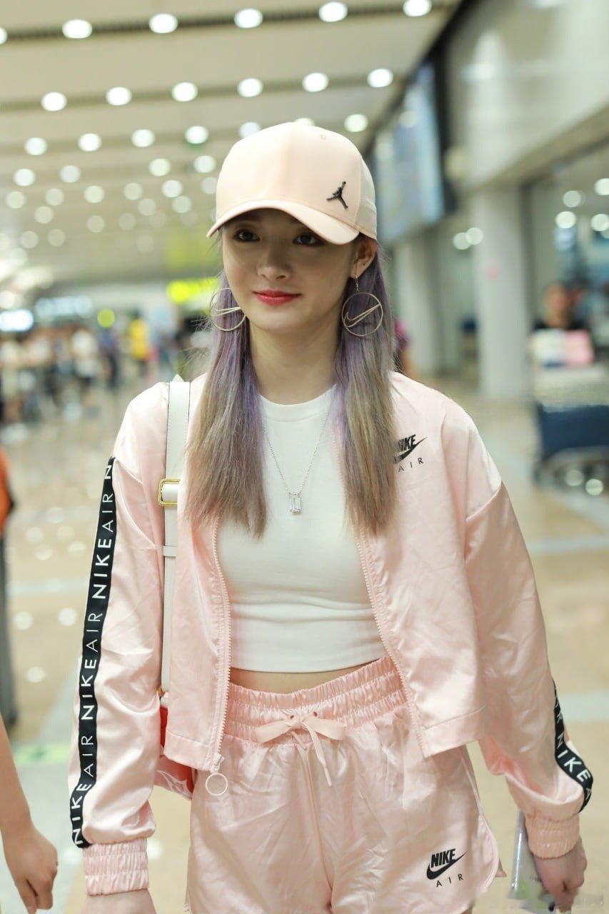 写真周洁琼 机场路拍生图，超短裤美腿娇俏 