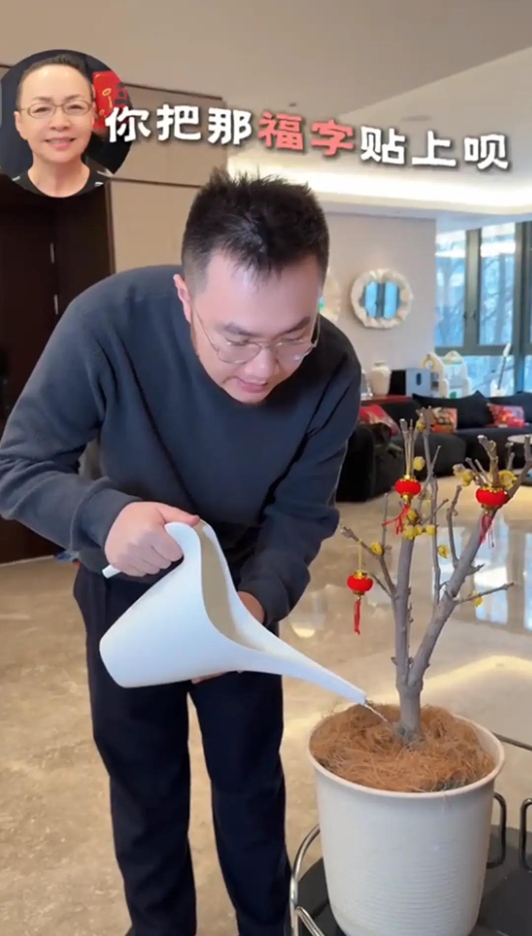 过年，你还在为家庭矛盾焦头烂额？
看看宋丹丹家怎么过除夕。
巴图老老实实浇花，听