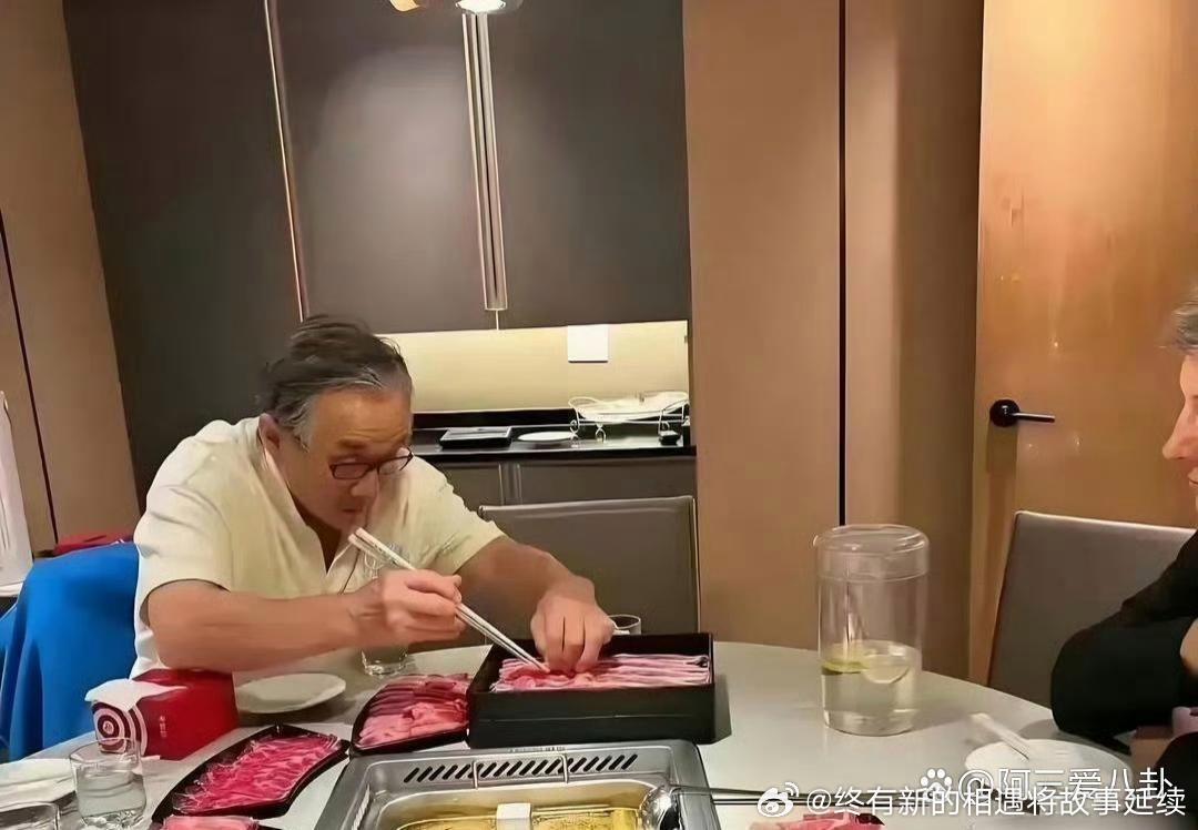 两张照片相隔40年的成龙大哥。 
